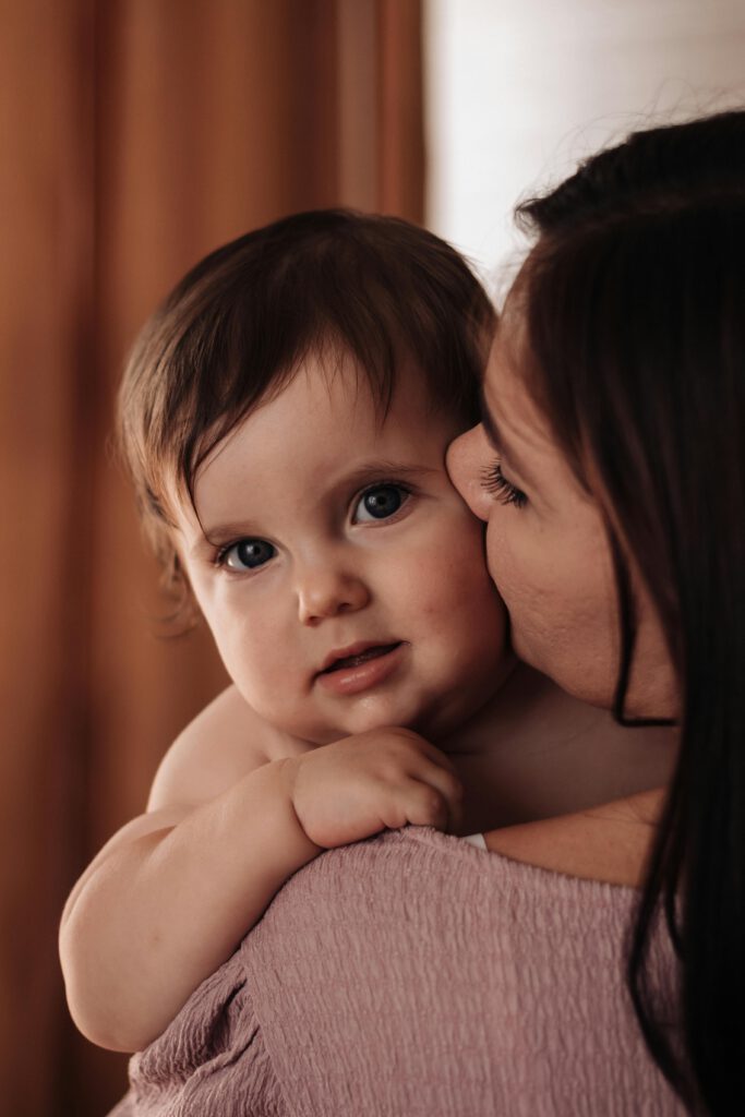Mutter mit Baby auf dem Arm