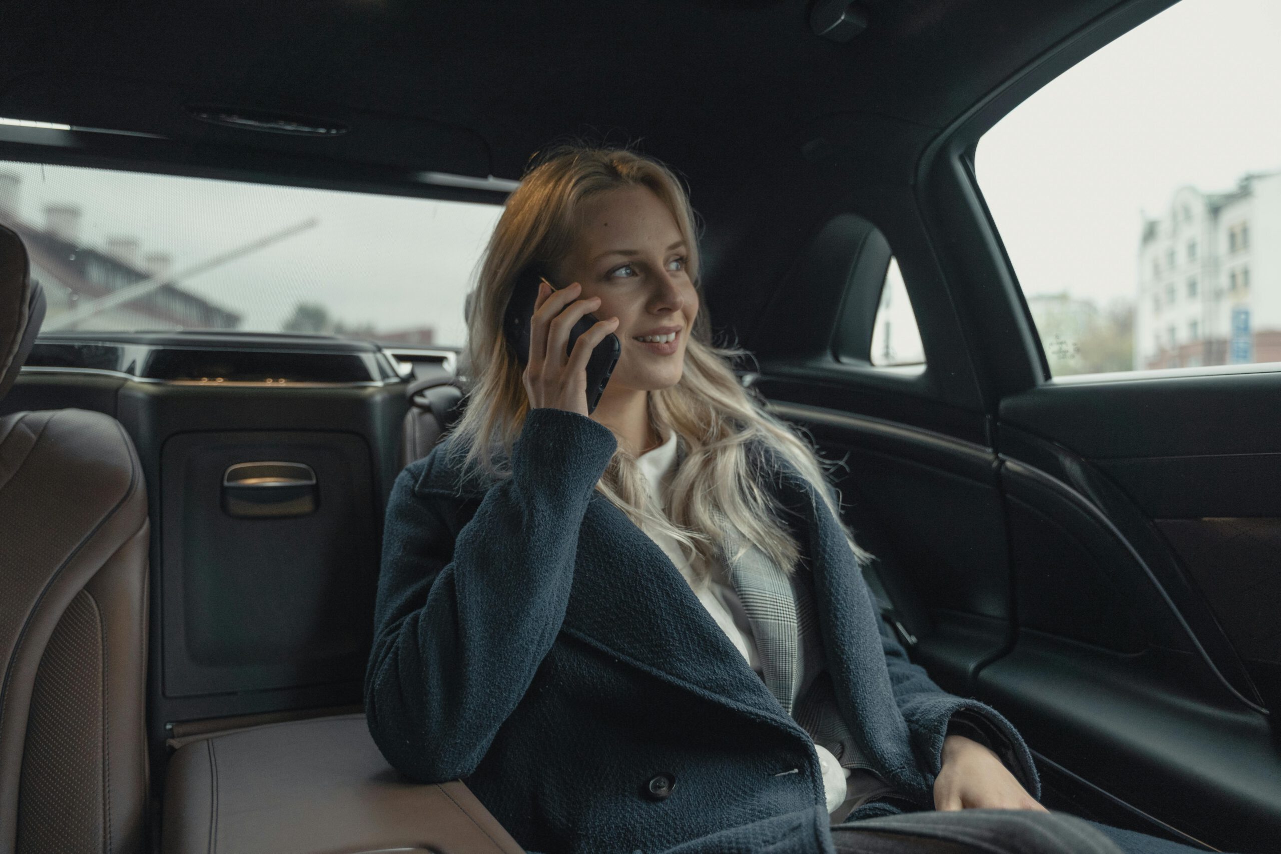pexels-tima-miroshnichenko-5717582 Frau im Auto telefoniert