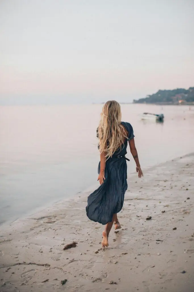 Frau geht am Strand