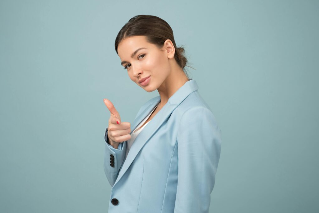 Frau zeigt mit Finger
